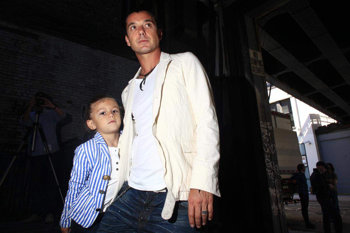 2010 lie&szlig; sich Gavin Rossdale in New York die Trends von Edun nicht entgehen. Mit dabei hatte er seinen damals f&uuml;nfj&auml;hrigen Sohn Kingston.