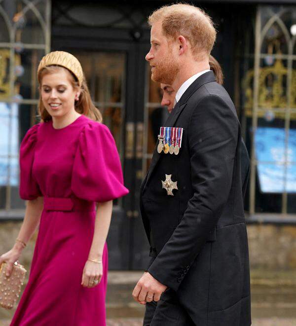 Prinz Harry erschien ohne Ehefrau Meghan. Er betrat die Kirche mit seinen Cousinen Prinzessin Beatrice (im Bild) und Prinzessin Eugenie. 