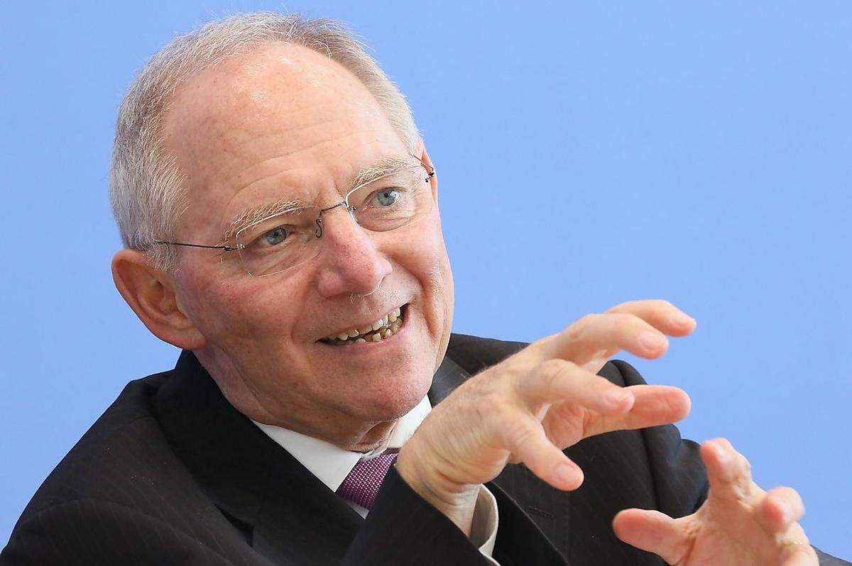 "Ich bin froh, dass wir jetzt das erreicht haben, was immer unsere Position war", sagte Schäuble in der Nacht auf Montag. "Wir haben sicherlich Zeit verloren, und die Lage hat sich in Zypern nicht verbessert. Das ist bitter auch für Zypern."