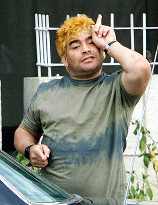 Im Jahr 2000 erlitt Maradona einen Herzinfarkt, der auf exzessiven Kokainkonsum zurückgeführt wurde. Diego begann eine Entziehungskur auf Kuba.