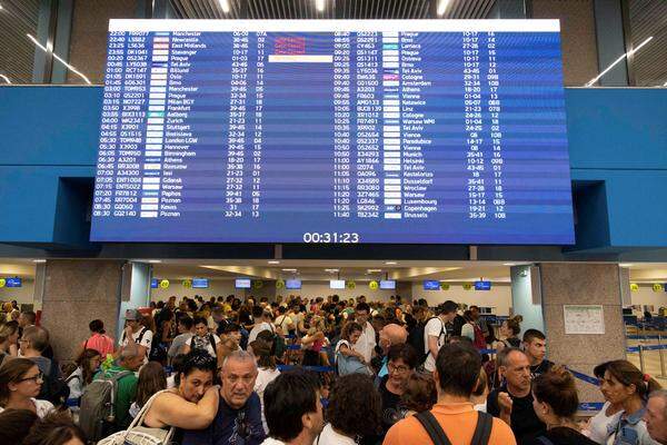 Hunderte von Urlaubern drängten sich am Wochenende im Flughafengebäude.