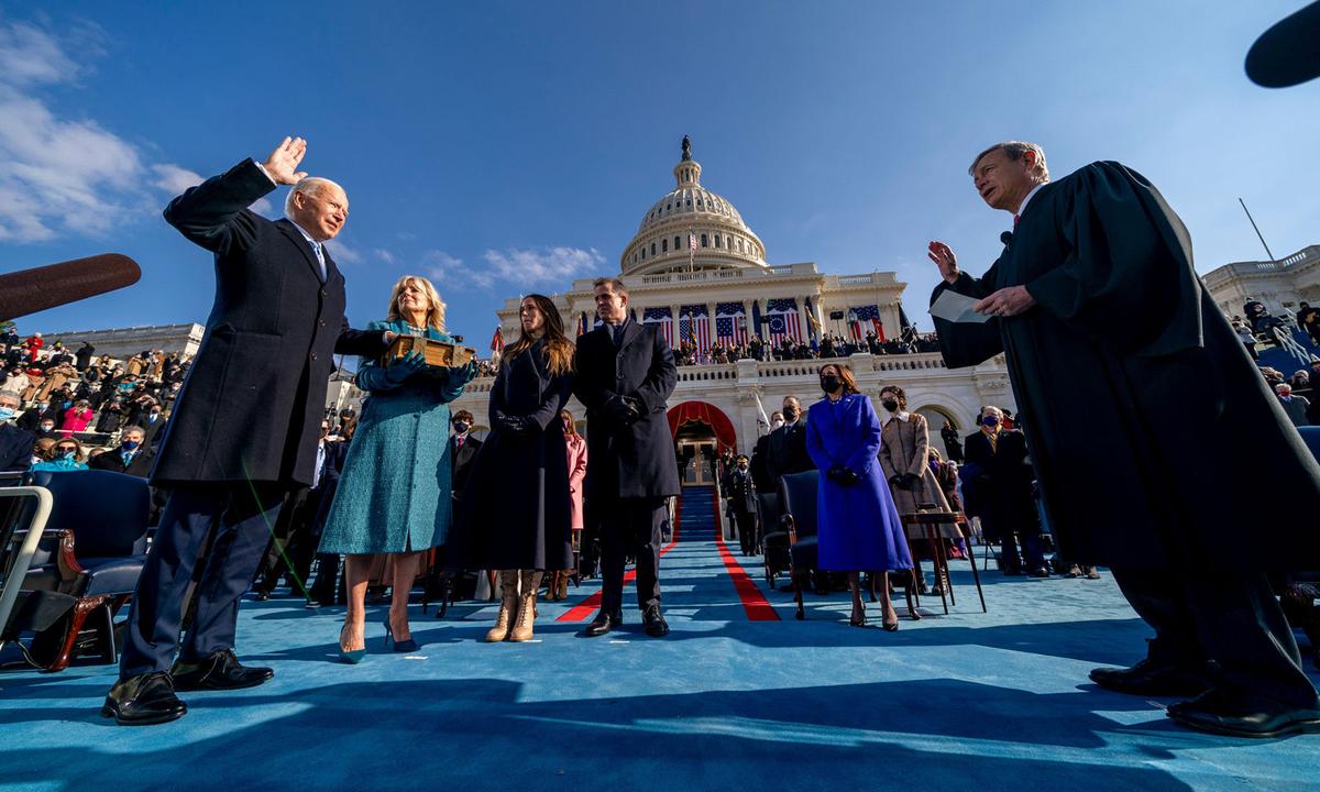 Die Angelobungszeremonie von Joe Biden war nachgerade mit Red-Carpet-Flair à la Hollywood aufgeladen. Kamala Harris in Violett deutete auf mögliche „Bipartisanship“ hin.