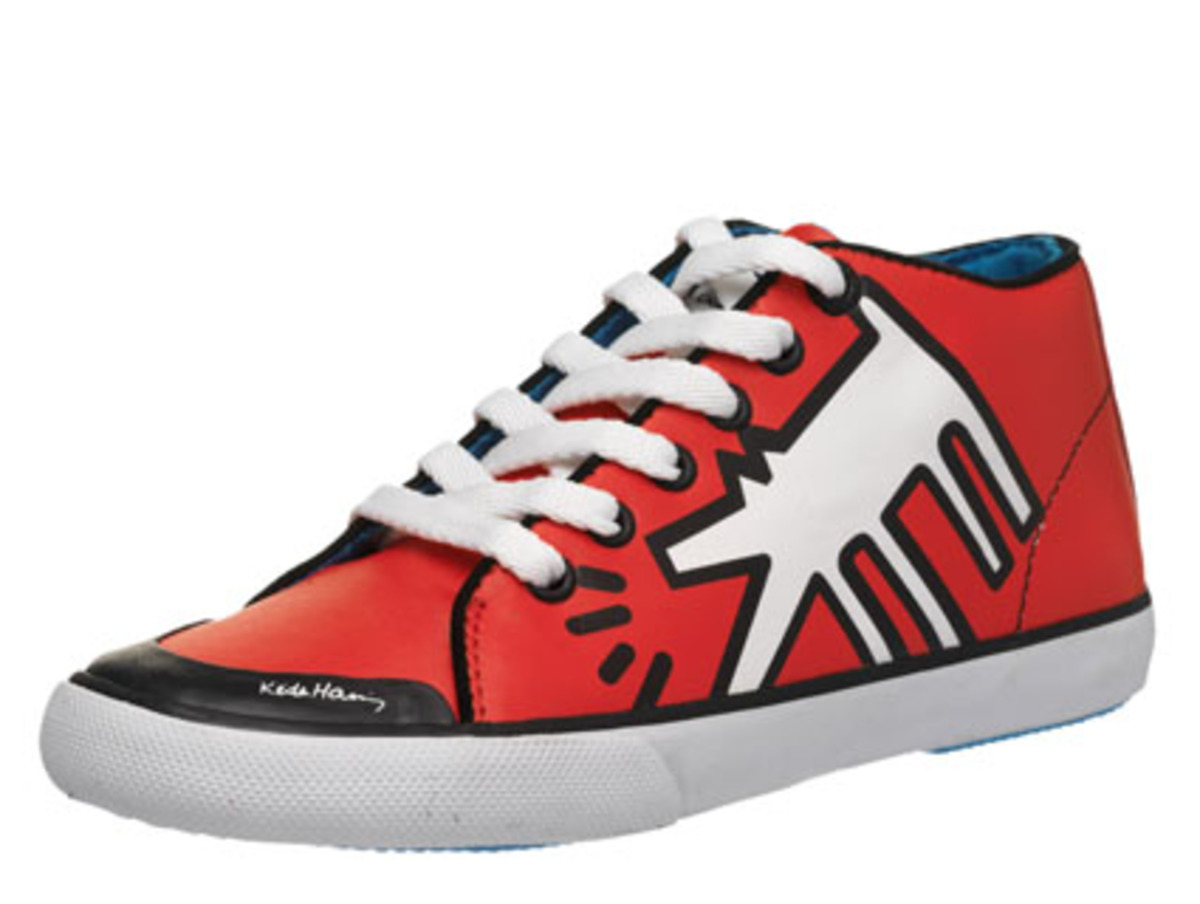 Wer Kaffee­tassen und Keksausstecher ziert, muss auch ins Schuhregal – ­befand Tommy Hilfiger.