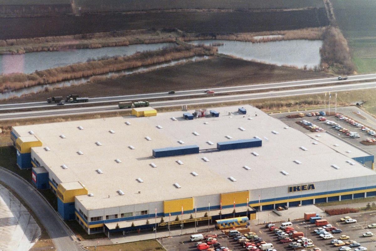 Schnell bekannt wurde Ikea durch seine Werbeslogans. War es in den 1980er Jahren „Das unmögliche Möbelhaus aus Schweden“, das die Kunden anlockte, warb Ikea ab Ende der 1990er Jahre mit dem Slogan „Entdecke die Möglichkeiten“. Zuletzt prägte der Slogan „Wohnst du noch oder lebst du schon?“die Ikea-Werbung.