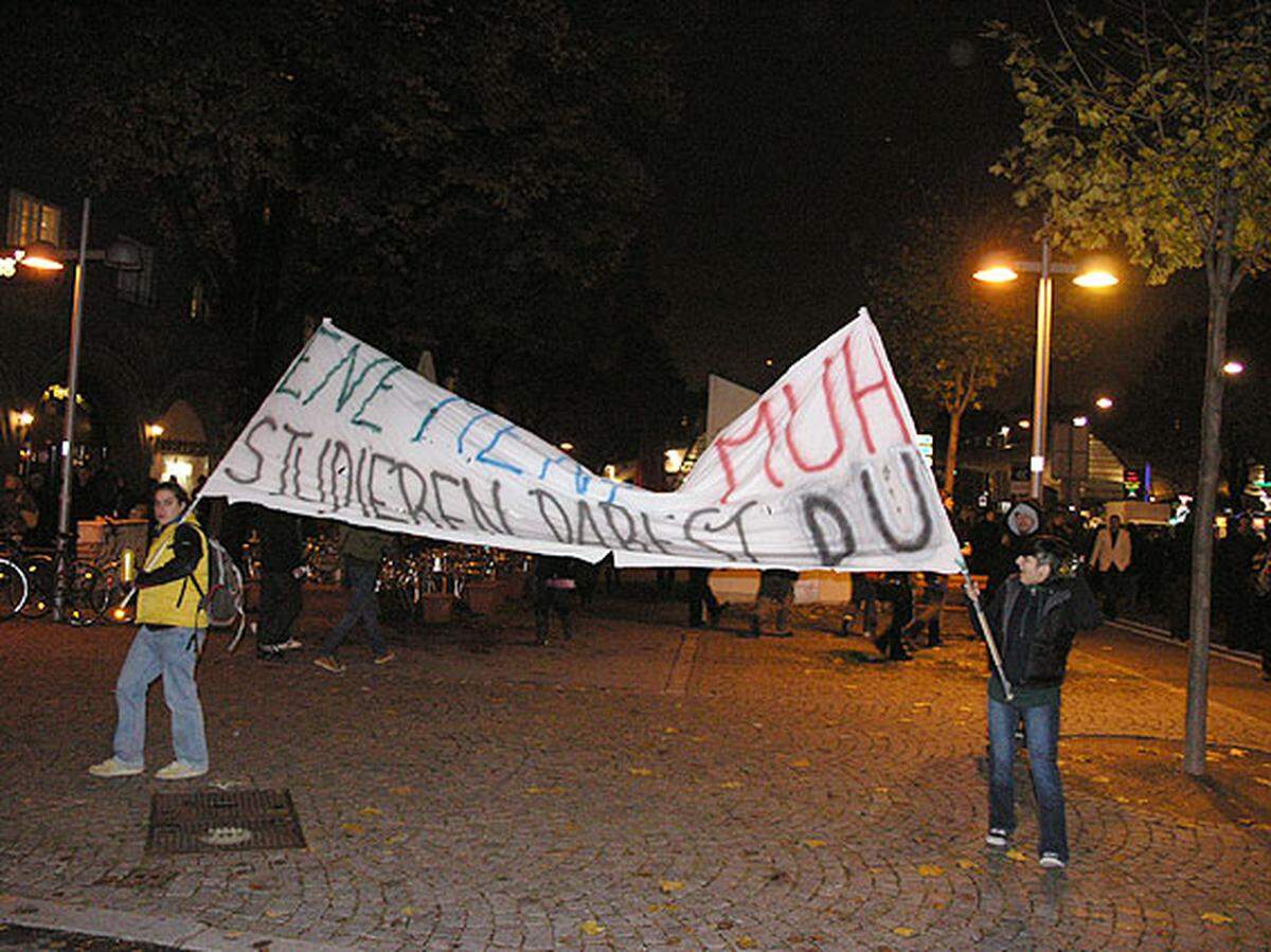 Viele Studenten waren mit Transparenten unterwegs, wobei sich diese beiden nicht ganz einig waren, in welche Richtung sie jetzt marschieren wollen. Ein Sinnbild für die derzeit laufenden Proteste?