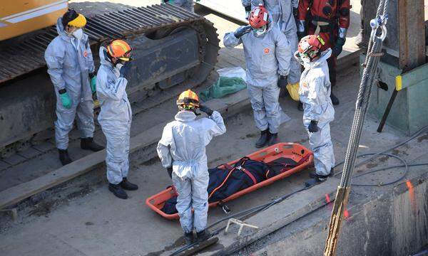 Bei der Rettungsoperation wurden vier Leichen geborgen, darunter der Kapitän sowie ein sechsjähriges Mädchen.