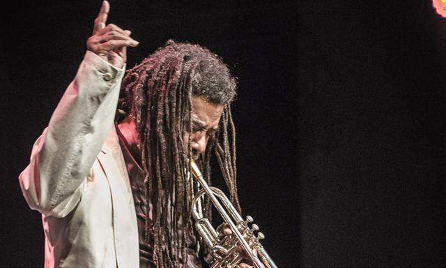 Wadada Leo Smith spielte sein Instrument am liebsten so, dass es aussah, als wäre der Bühnenboden sein Ansprechpartner.