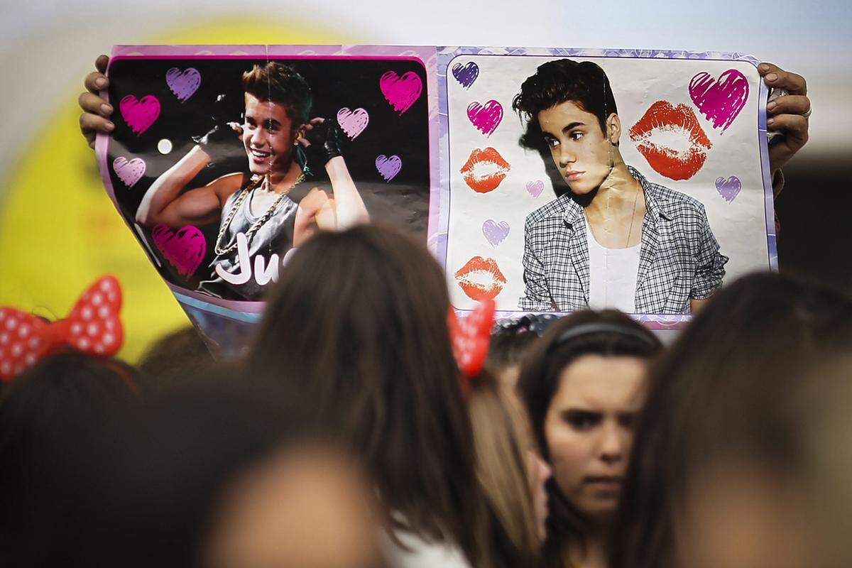 Ein weiteres Idol junger Zielgruppen, Justin Bieber, durchlebt aktuell aus anderen Gründen eine schwierige Phase: Am 7. März brach der kanadische Sänger während seines Konzerts in London auf der Bühne zusammen.