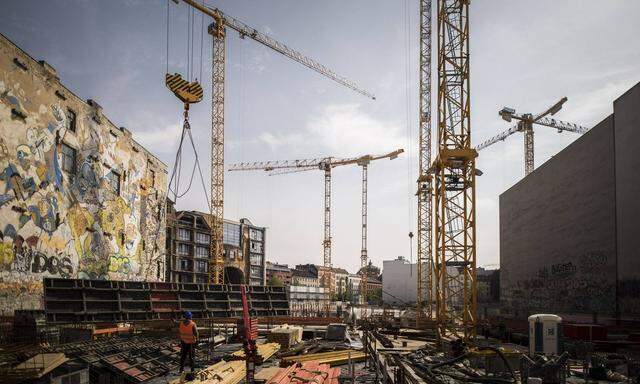 Berlin Bauarbeiten am Tacheles Quartier Kraene auf einer Baustelle aufgenommen in Berlin 24 04 20