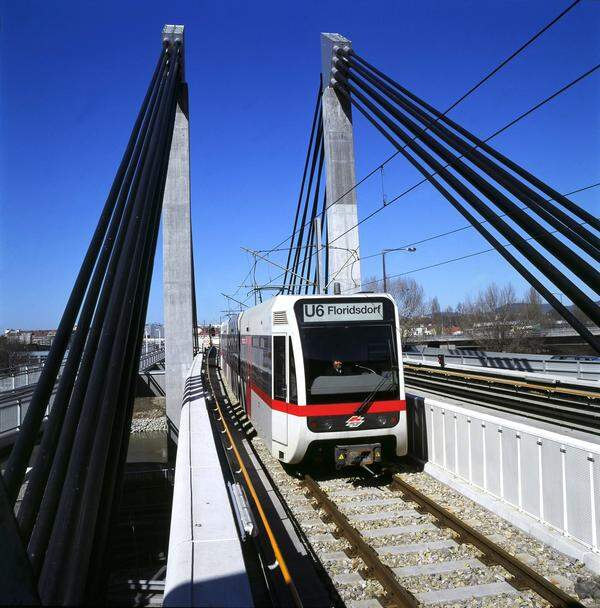 Ende 1993 fuhr der erste Typ T auf der U6 - bis 2008 noch im Mischbetrieb mit den alten E6, ab dann waren nur noch die Niederflurfahrzeuge auf der Strecke der U6 unterwegs. Und sind es heute noch.