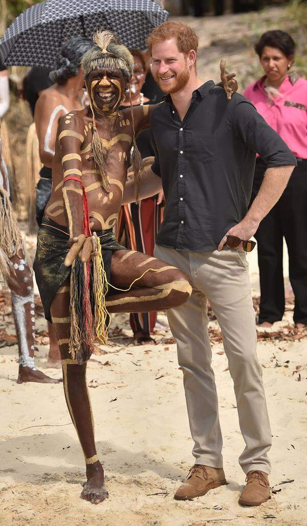 Prinz Harry muss Teile der Pazifiktour alleine absolvieren. Der Grund: Seine schwangere Frau Herzogin Meghan braucht mehr Zeit um sich auszuruhen. Mit einer traditionellen Aborigine-Zeremonie wurde der Prinz auf Fraser Island, die zum UNESCO-Weltkulturerbe zählt, begrüßt.