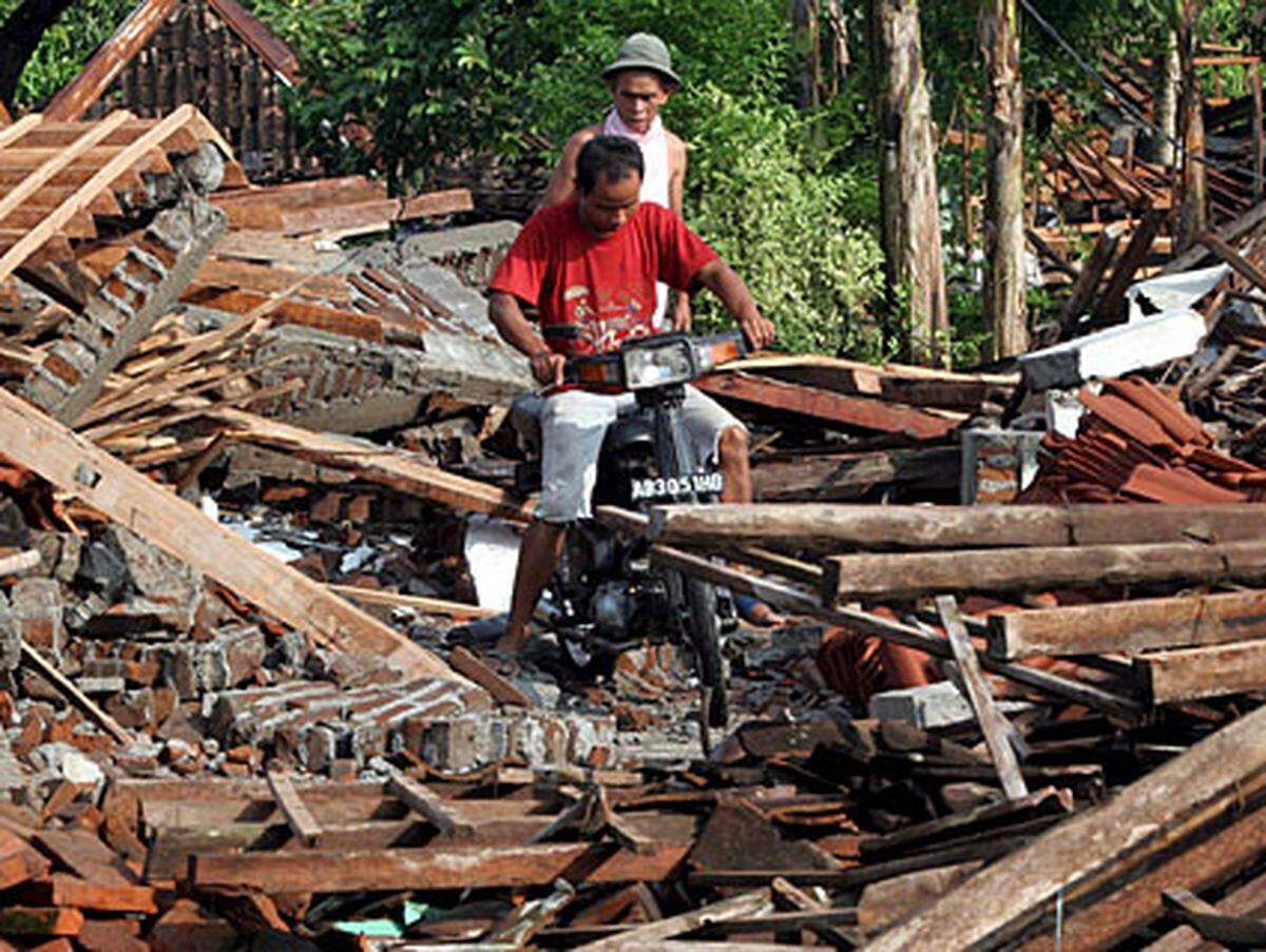 Bei einem starken Erdbeben nahe der indonesischen Stadt Yogyakarta kommen 6000 Menschen ums Leben. 1,5 Millionen Menschen verlieren ihr Obdach.>> Zur Übersichtskarte
