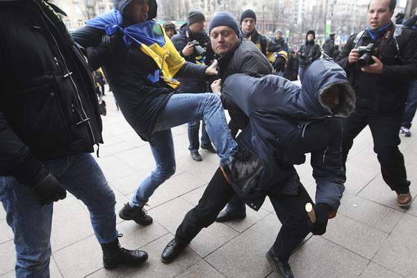 Am Rande der Kundgebung kam es zu schweren Zusammenstößen von Randalierern mit der Polizei.