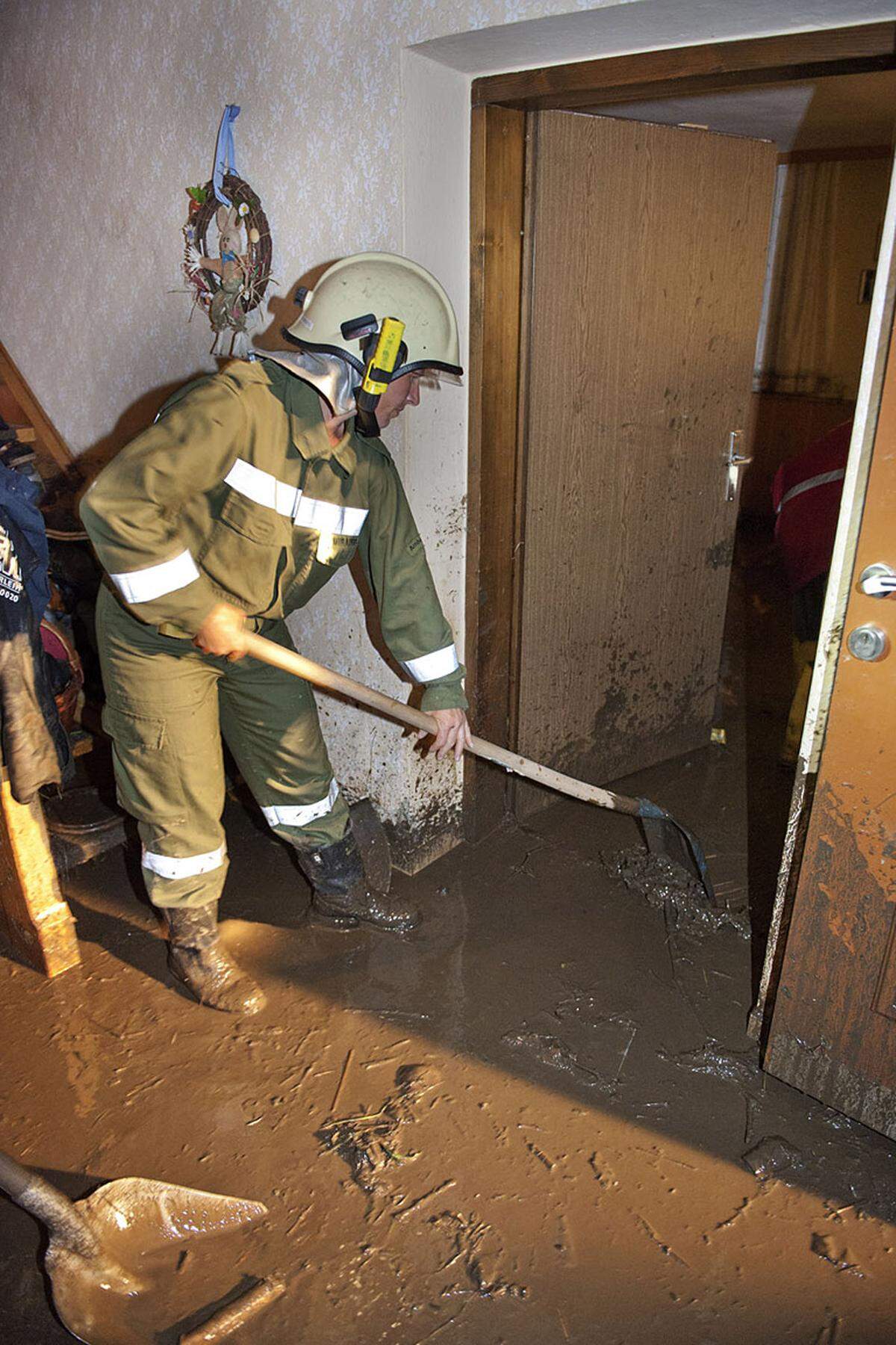 In Seekirchen (Flachgau) wurde ein Baum von einem Blitz getroffen, es entfachte sich ein kleiner Brand. Vor allem Keller und Unterführungen standen unter Wasser, die von den Hilfskräften ausgepumpt wurden. Die Ausrückungen betrafen "normale Hochwassereinsätze", sagte Michael Leprich, Geschäftsstellenleiter des Landesfeuerwehrkommandos.Im Bild: Aufräumarbeiten in Großweiffendorf.