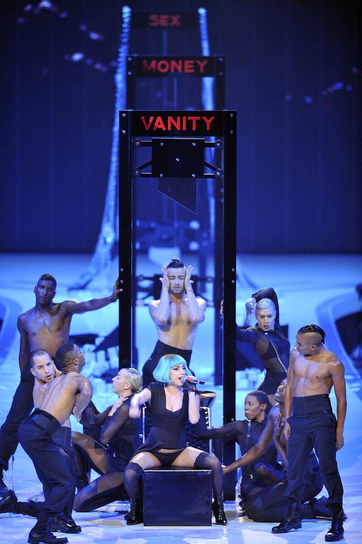 Die Provokation des Abends war die Guillotine. Nach Gagas Auftritt im Nieten-Keuschheitsgürtel bei den CDFA Awards in New York überrascht die Bühnendeko aber wenig.