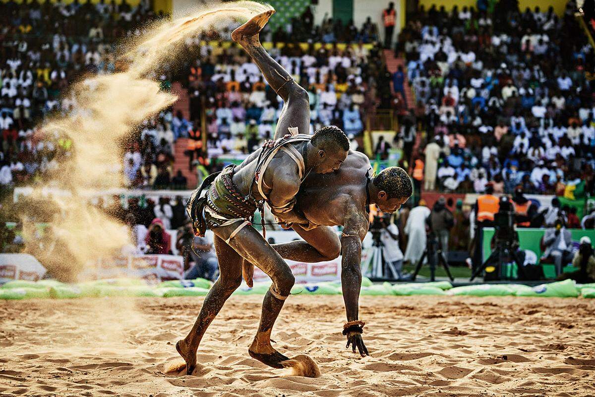 Christian Bobst, Schweiz, 2015 Fotoserie über die Gris-gris Wrestler von Senegal. BB Bisma Ndoye besiegt Maraka Dji im Demba Diop Stadiin in Dakar, Senegal, am 5. April 2015.