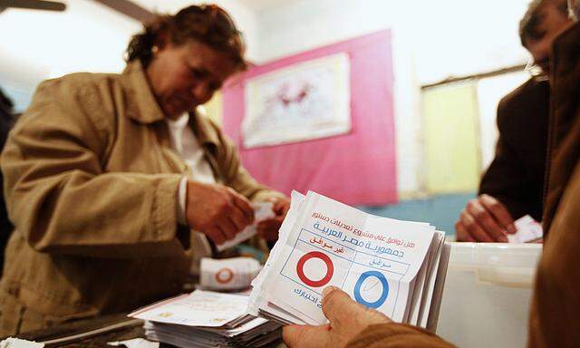 Officials count ballots after polls closed in Cairo