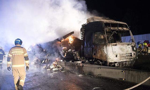 OBEROeSTERREICH: LKW-VOLLBRAND AUF DER A8