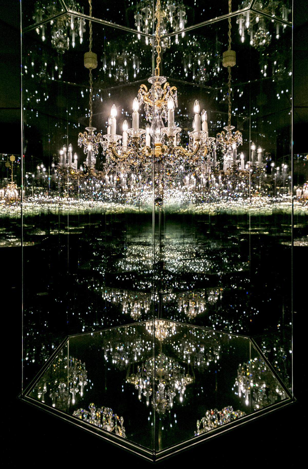 Unter dem Titel "Chandelier of Grief" zeigt Kusama in Wattens eine ihrer spektakulärsten Spiegelinstallationen.