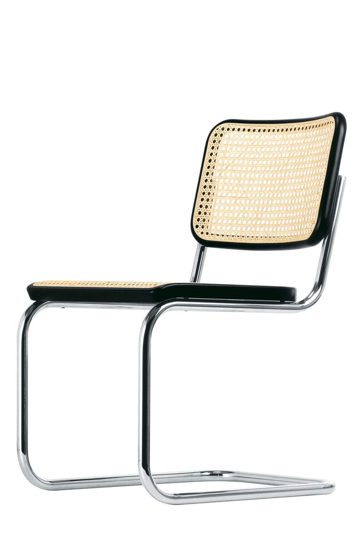 Mart Stam, Mies van der Rohe, Le Corbusier und natürlich Marcel Breuer ließen die „neue Sachlichkeit“ in die Möbelwelt sickern. Thonet produziert bis heute das Modell „S 32“ von Breuer, vielleicht eine der wichtigsten Stuhlinnovationen in der Designgeschichte. Der Stuhl ohne Hinterbeine, der „federnde Kragstuhl“, bekannt unter dem Pseudonym „Freischwinger“. In diesem Fall mit dem unverwechselbaren „Wiener Geflecht“ auf Rückenlehne und Sitzfläche.