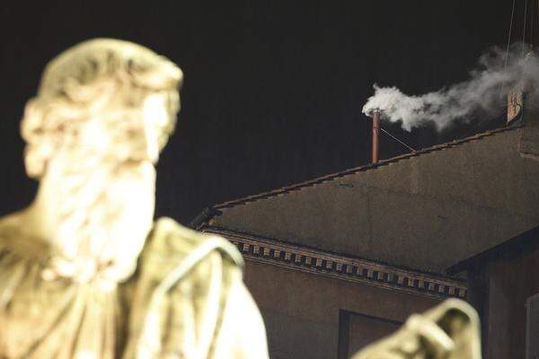 Damit hat alles angefangen: Um 19.06 Uhr stieg weißer Rauch aus dem kleinen Schornstein auf der Sixtinischen Kapelle, auf die so viele Blicke in den letzten beiden Tagen gerichtet waren.