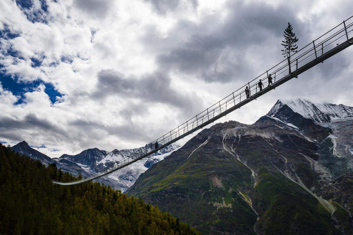 Die neue Brücke komplementiert eine zweitägige Wanderstrecke zwischen Grächen und Zermatt mit Blick auf das Matterhorn (4.478 Meter). Sie ersetzt eine frühere Version, die 2010 nach wenigen Monaten aus Sicherheitsgründen geschlossen werden musste. Wir wechseln jetzt zu einem anderen Spezialgebiet des Tiefenrausches. Überall auf der Welt locken Skywalks Wanderer und Touristen an. Wir haben hier einige aufregende Spaziergänge zusammengetragen.