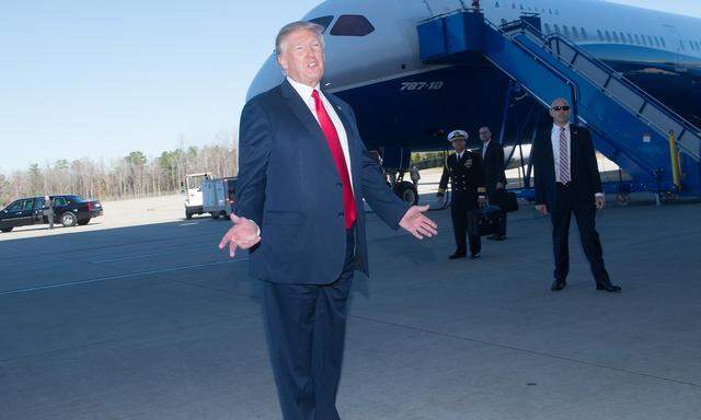 „Gewinnen wie nie, nie zuvor“: Donald Trump am Freitag bei seinem Werksbesuch bei Boeing in North Charleston, South Carolina.