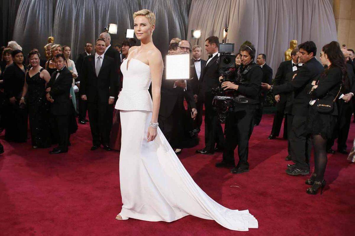 Charlize Therons Wahl fiel auf ein Kleid von Dior. Die Oscar-Preisträgerin, die 2004 für "Monster" einen Academy Award erhielt, trug ein weißes Bustierkleid des französischen Modehauses.