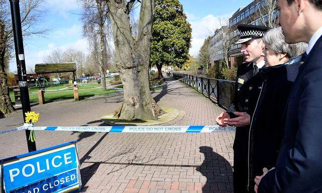 Archivbild: Die britische Premierministerin Theresa May besuchte am 14. März die Stadt Salisbury, wo Sergej Skripal und seine Tochter vergiftet wurden.