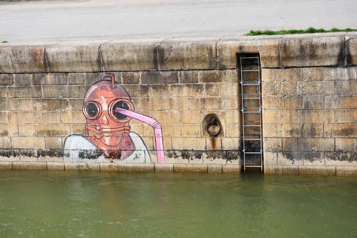 Der Taucher gegenüber vom Badeschiff ist die große Ausnahme. Es ist eines der seltenen Graffiti, das am Wiener Donaukanal jahrelang - seit 2012 - bestehen bleibt, ohne längst mehrfach übermalt worden zu sein.