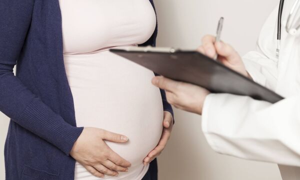 Schwangere Frau beim Arzt