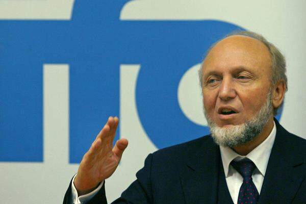 Der Chef des Münchener Ifo-Instituts, Hans-Werner Sinn, hat sich für die Abschaffung des Euro in Griechenland ausgesprochen. Er meint auch, dass das Land durch eine interne Abwertung an den Rand eines Bürgerkriegs geriete.