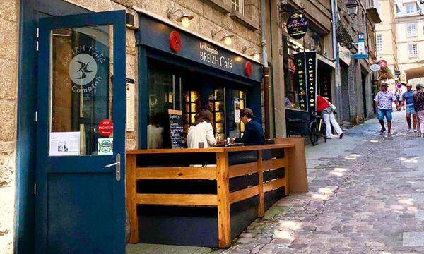 Egal ob herzhaft oder süß, im Breizh Café in Paris dreht sich alles um bretonischen Galettes, Crêpes und den dazugehörenden Apfelwein, sprich Cidre. Auch ausgefallene Eigenkreationen werden im Lokal mit charmant rustikaler Einrichtung aufgetischt. 109 rue Vieille-du-Temple 75003, breizhcafe.com