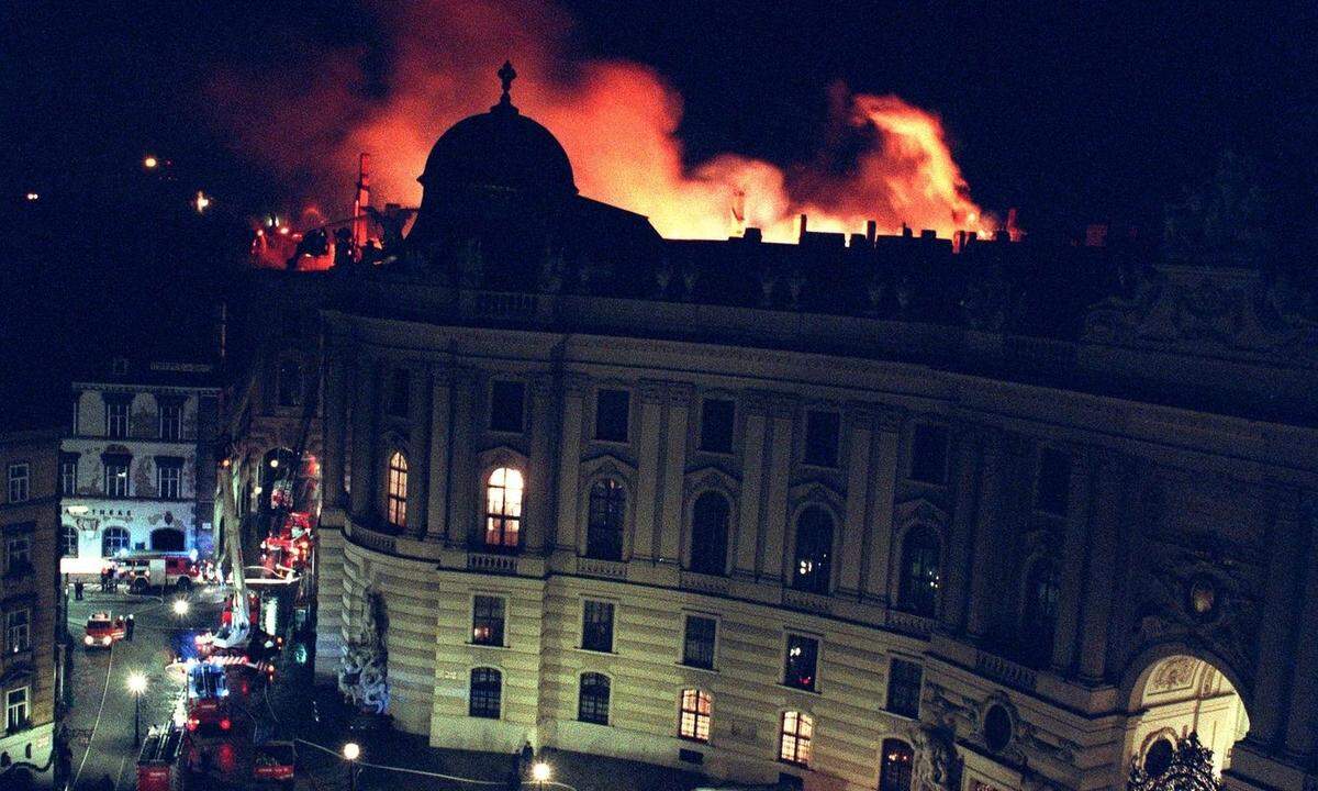 Es ist der 27. November 1992, exakt 1:10 Uhr: Ein Brandmelder der Schatzkammer der Wiener Hofburg schlägt an. Der Dachstuhl über dem Jahrhunderte alten Gebäudekomplex hat Feuer gefangen. Drei Minuten später treffen de ersten Löschfahrzeuge bei der Hofburg ein - Flammen schlagen bereits aus den Fenstern. Um 2:30 Uhr bricht der gesamte Dachstuhl ein. Das Feuer nimmt an Inbrunst zu, Teile der Innenstadt werden aus Sicherheitsgründen abgeriegelt. Kurz nach 2 Uhr treffen der damalige Bürgermeister Helmut Zilk und der damalige Umweltstadtrat (auch für die Feuerwehr verantwortlich) Michael Häupl am Brandort ein.