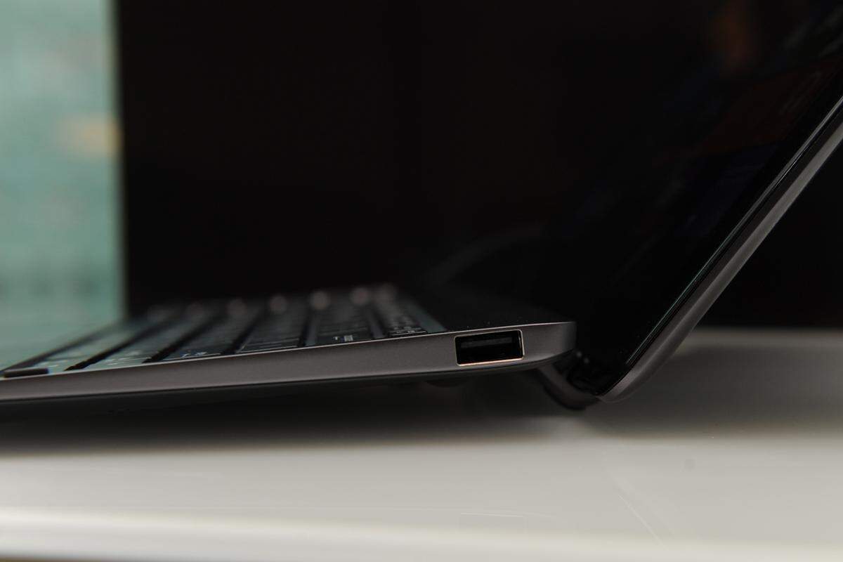 Beiden Geräten ist ein Mechanismus eigen, der die Tastatur leicht anhebt, wenn man das Display nach hinten kippt. Die Tasten verfügen über einen guten Druckpunkt und lassen sich auch für längere Texte gut nutzen. Wieder ein Pluspunkt im Vergleich zu den Samsung-Modellen.