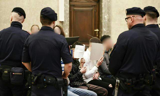 Die Angeklagten des Macheten-Mord-Prozesses im Wiener Straflandesgericht.