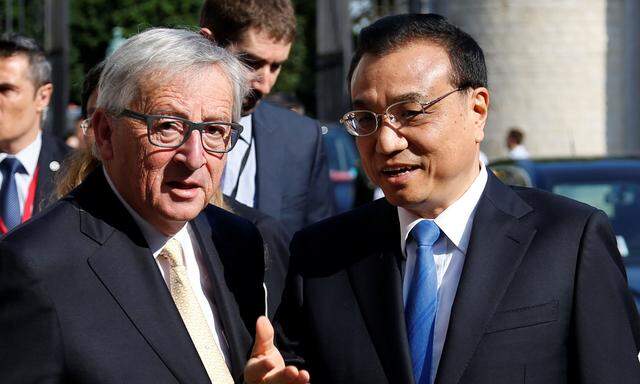 EU Commission President Juncker and Chinese Premier Li Keqiang pose during the EU-China Business Summit at the Egmont Palace in Brussels