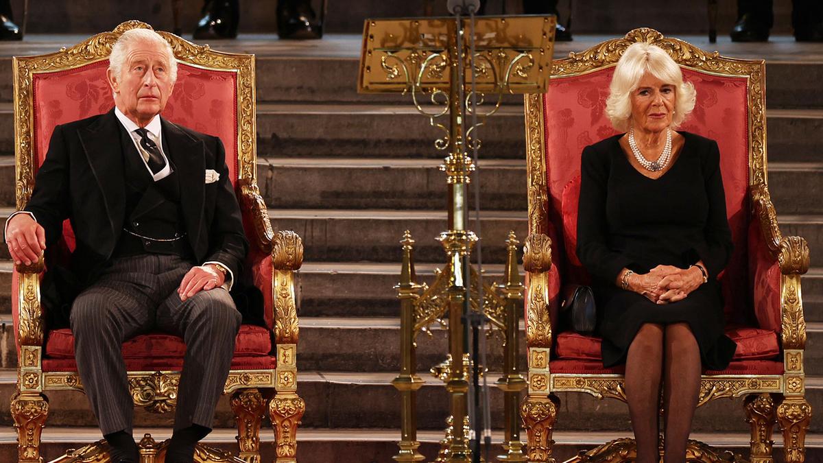 Charles III. und seine Ehefrau Camilla am Montagvormittag im britischen Parlament.