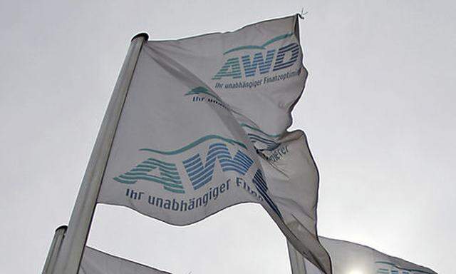 ARCHIV - Fahnen wehen am 15. August 2008 vor der AWD-Hauptverwaltung in Hannover. Beim Finanzdienstle