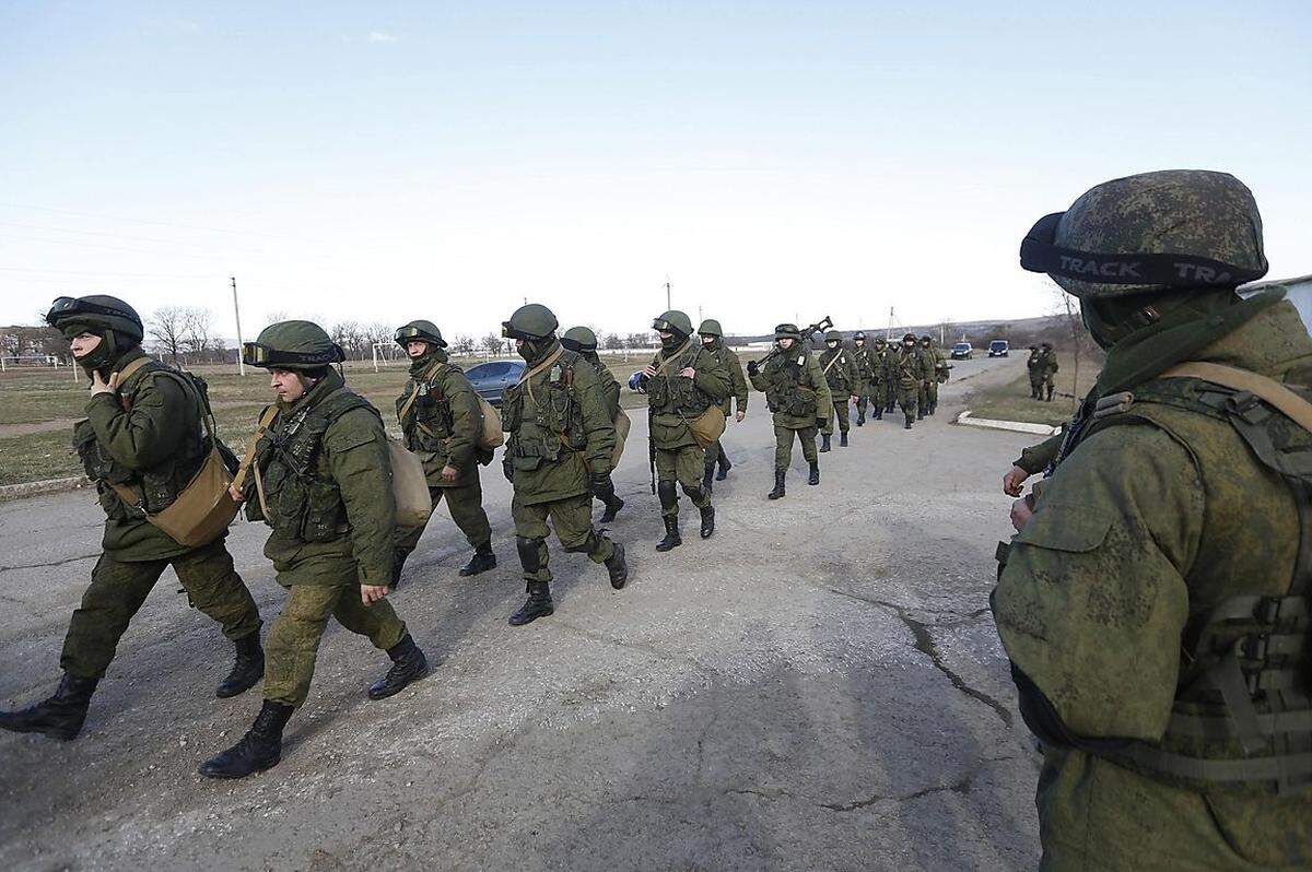 Seit Tagen besetzen Truppen ohne Abzeichen auf Armeefahrzeugen ohne Nummernschilder strategische Punkte in der Ukraine.