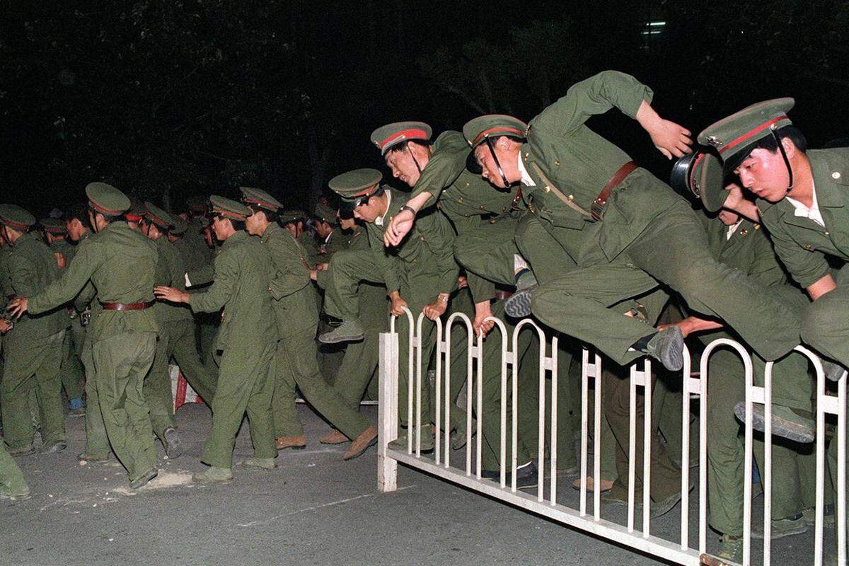 Am Morgen des 4. Juni erreichen die Panzer den Tiananmen-Platz, der nach wie vor von hungerstreikenden Studenten besetzt ist. Nach Verhandlungen mit der Armeeführung ziehen sie frühmorgens ab.