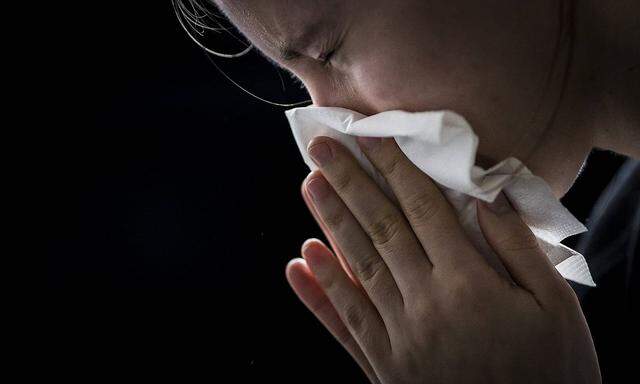 Studien zufolge gehen neun von zehn Mitarbeitern in Pflegeberufen auch mit grippeähnlichen Symptomen weiter arbeiten (Symbolbild).