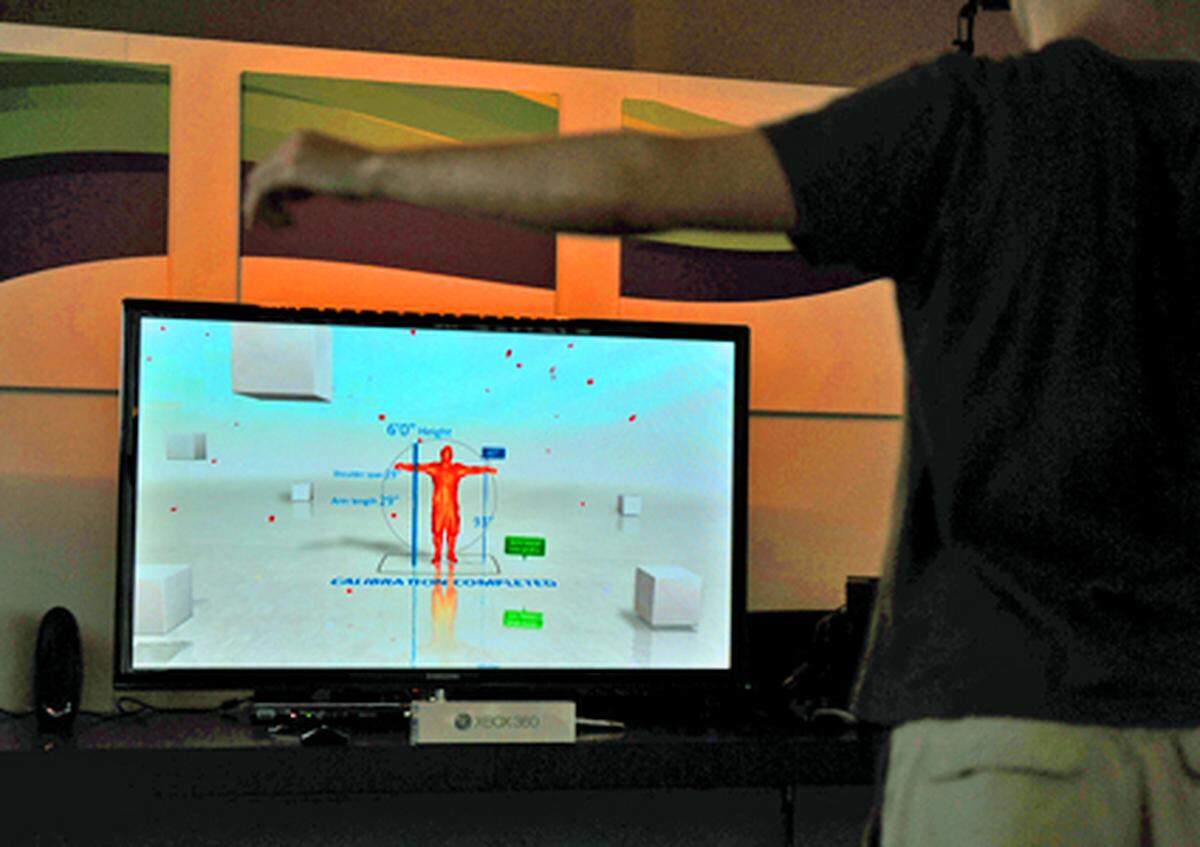 Wie könnte es anders sein, wird es auch für dieses Bewegungssteuerungssystem ein Fitness-Spiel geben. Im Gegensatz zu bisherigen Versuchen wie "Wii Fit" oder "EA Sports Active" benötigt man aber keinerlei zusätzliche Ausrüstung. Damit die Bewegungen genau auf dem Bildschirm wiedergegeben werden, führt Kinect einen präzisen Scan des Spielers durch. Damit sollen auch alle Menüpunkte maximal auf Armlänge erreichbar sein.