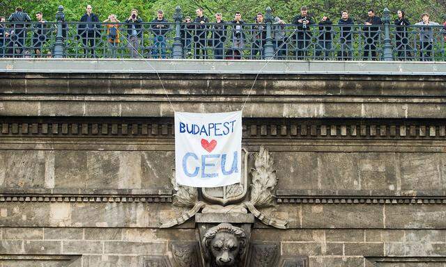 "Budapest loves CEU", schreiben Demonstranten, die ungarische Regierung hat da differenziertere Gefühle.