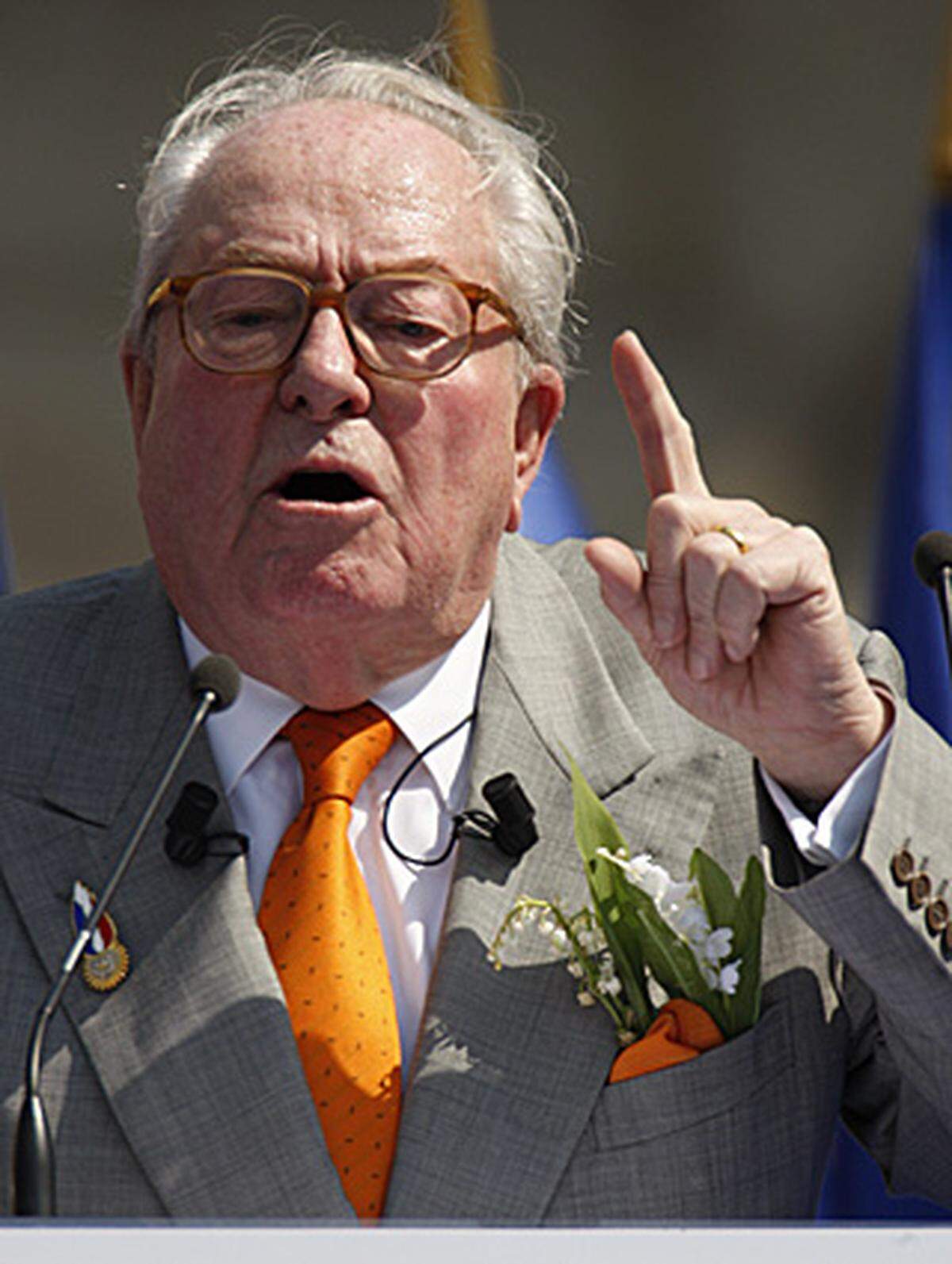 FN-Chef Jean-Marie Le Pen selbst tritt übrigens auch an. Um zu verhindern, dass der 80-Jährige nächster Alterspräsident des Europaparlaments wird, änderten die Fraktionen extra die Geschäftsordnung.