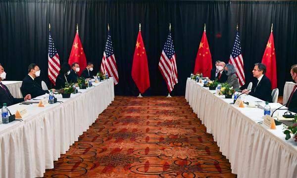 Treffen zwischen den Delegationen Chinas und der USA im März 2021 in Anchorage.