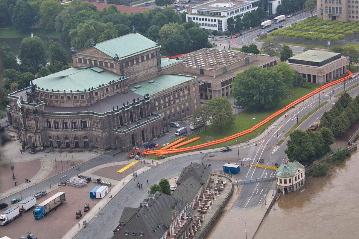 Die berühmte Semper-Oper in Dresden wird mit mobilen Hochwasserschutzwänden gesichert.