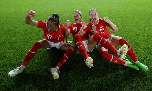 Laura Feiersinger, Verena Hanshaw und Sarah Zadrazil (von links) haben bewiesen, dass sie Fußball-Österreich begeistern können.