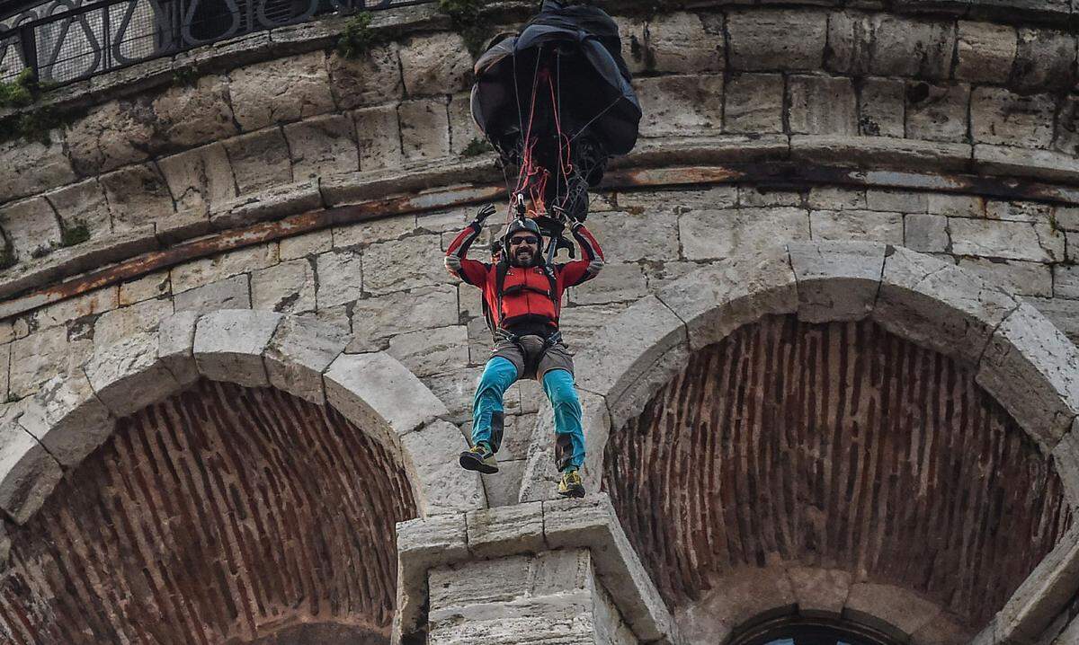 Nicht jeder Extrem-Jump gelingt: Cengiz Kocak blieb am Galata Turm in Istanbul hängen.  