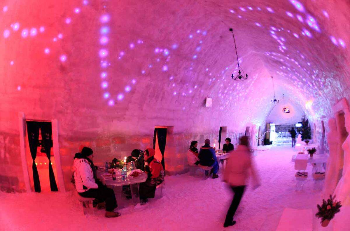 In dem Fagaras-Berg in der Nähe von Bukarest befindet sich das Balea Lac Hotel aus Eis. 10 Doppelzimmer beherbergen die Gäste bei einer Temperatur von minus 2 bis plus 2 Grad.